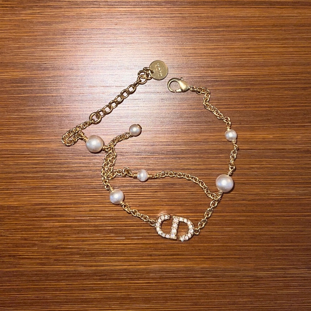 DIOR Petit CD Bracelet • Gold-Finish Metal with White Resin Pearls